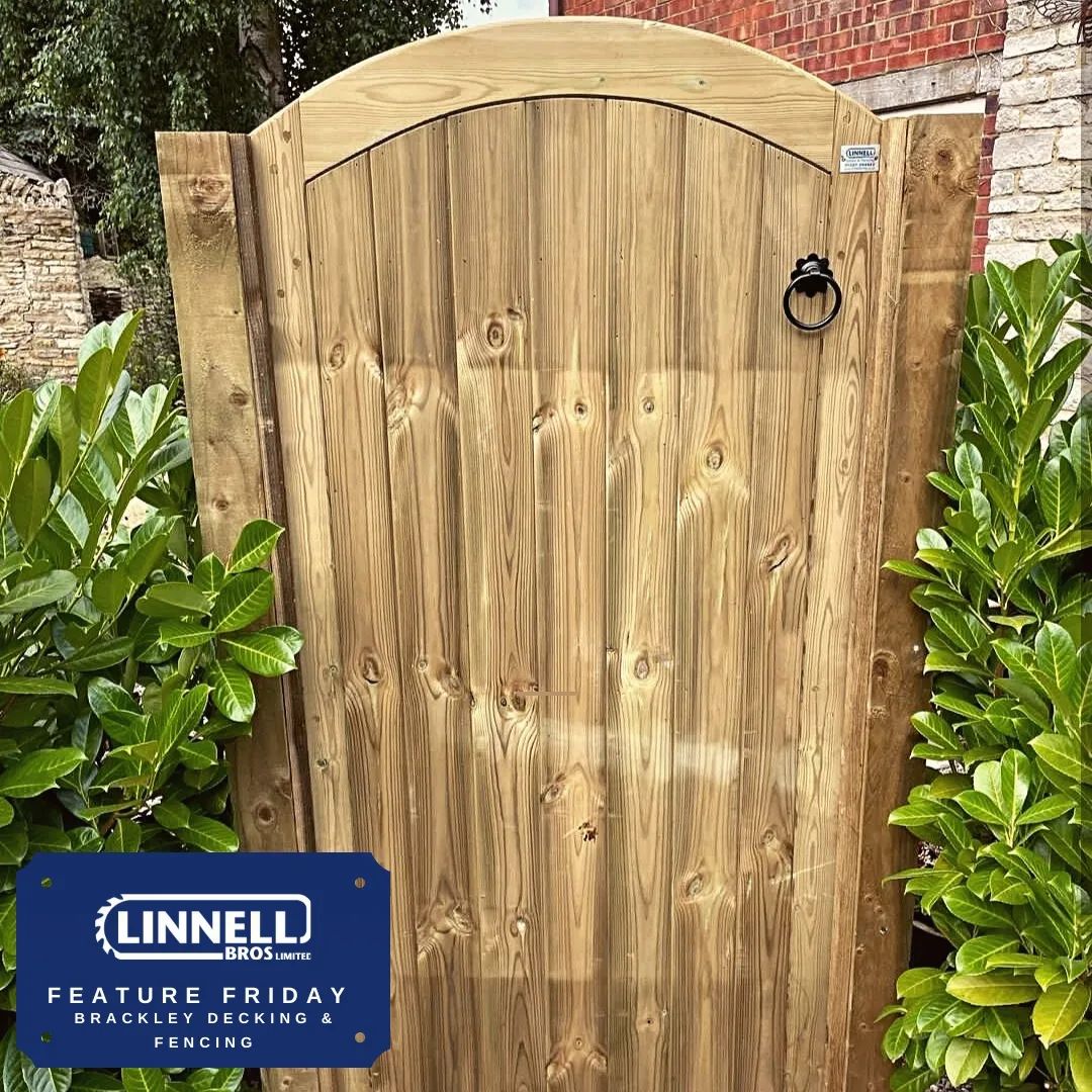 Today's #FeatureFriday is from @brackley_deck_fence . They installed this Abbey-style gate made here at @linnellbros . 

It looks perfect slotted into this laurel hedge. 

#brackley #brackleybusiness #northamptonshire #northantshour #northantslandscaping #fencingcompany #fencingcontractor #customerphoto #shoutout #supportsmallbusiness #Northants #timbergates #madetoorder #bespoke